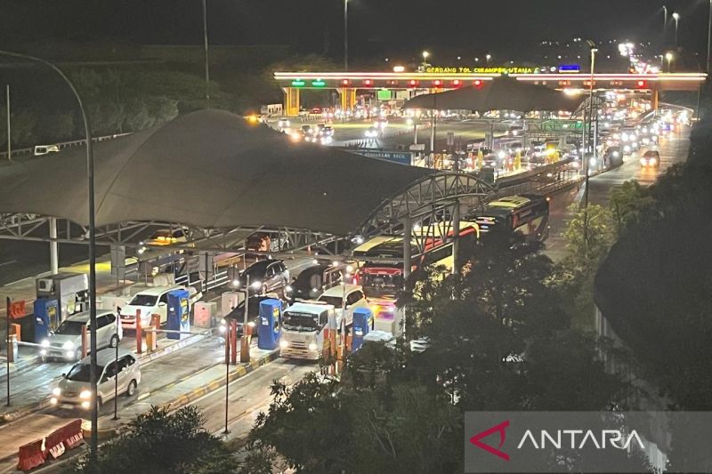 Arus Balik Trans Jawa Melambat, Polisi Salahkan Mobil Mogok dan Parkir di Bahu Tol