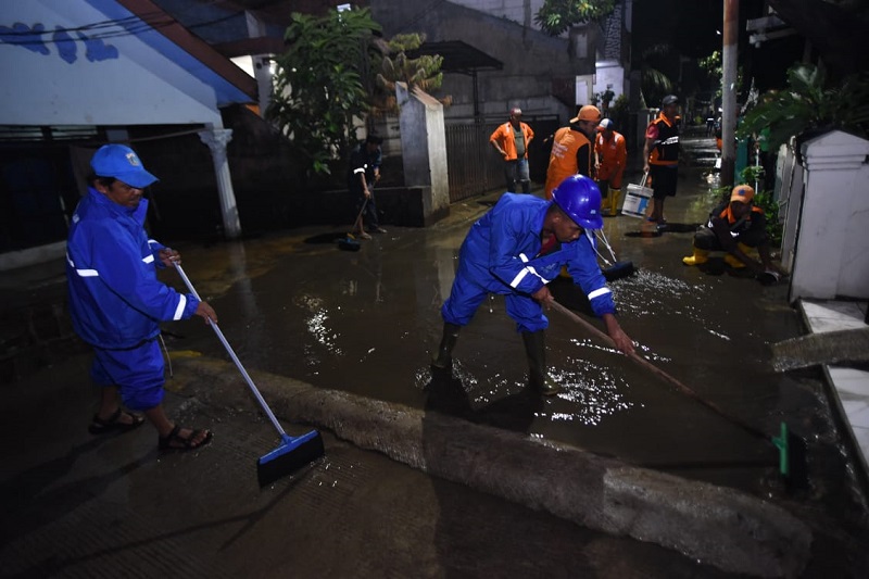 Petugas bersihkan lumpur di Cipinang Melayu. (Foto: Pemprov DKI)