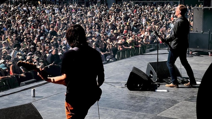Band Keanu Reeves Dogstar Lepas 'Everything Turns Around'