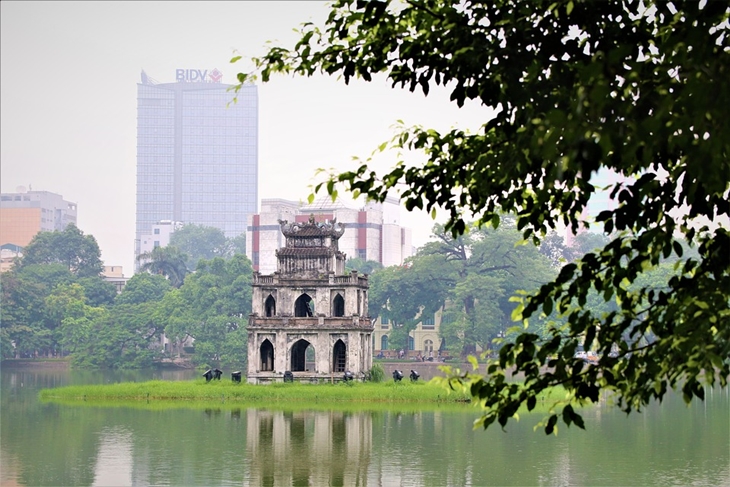 Pemandangan pagoda tengah danau di Hanoi. (Foto: Pixabay/CharlieLe)