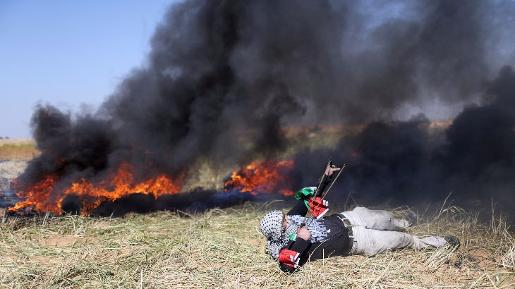 Pemuda Palestina lawan tentara Israel