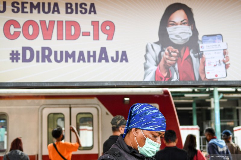 Calon penumpang menunggu kedatangan kereta rel listrik (KRL) di Stasiun Manggarai, Jakarta, Selasa (14/4/2020), hari kelima Pembatasan Sosial Berskala Besar (PSBB) di Jakarta. (ANTARA FOTO/M RISYAL HIDAYAT)