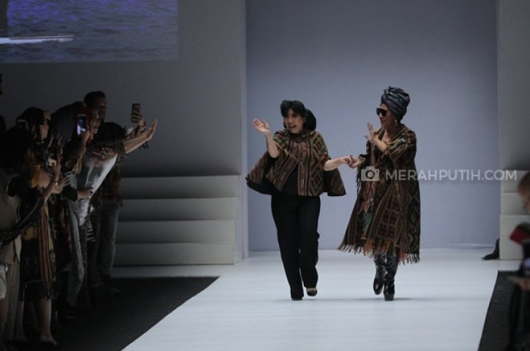 Anne Avantie Gandeng Susi Pudjiastuti Di Jakarta Fashion Week Merahputih