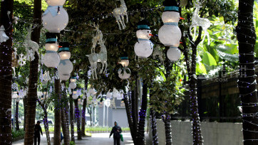Meriahkan Natal 2025 Ornamen Tematik Hiasi Trotoar Sudirman Jakarta