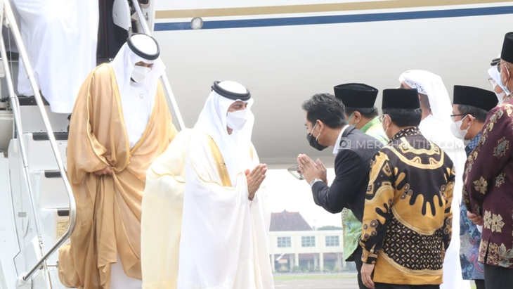 Wali Kota Solo Gibran Rakabuming menyambut rombongan dari UEW sebelum ground breaking Masjid Sheikh Zayed. (Foto: MP/Ismail)