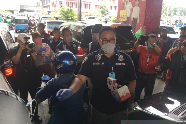 Polda Metro Jaya dan kalangan selebritas Kamis (19/3/2020) membagikan masker dan hand sanitizer kepada masyarakat dan pengguna jalan di pusat perbelanjaan Tanah Abang, Jakarta Pusat. ANTARA/Polda Metro Jaya
