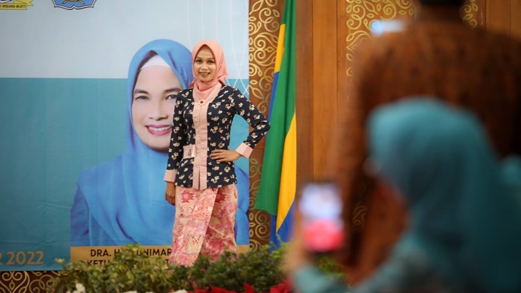 Kreasikan Limbah Pakaian Bekas Jadi Kebaya