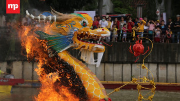 Membidik Tradisi Peh Cun di Sungai Cisadane