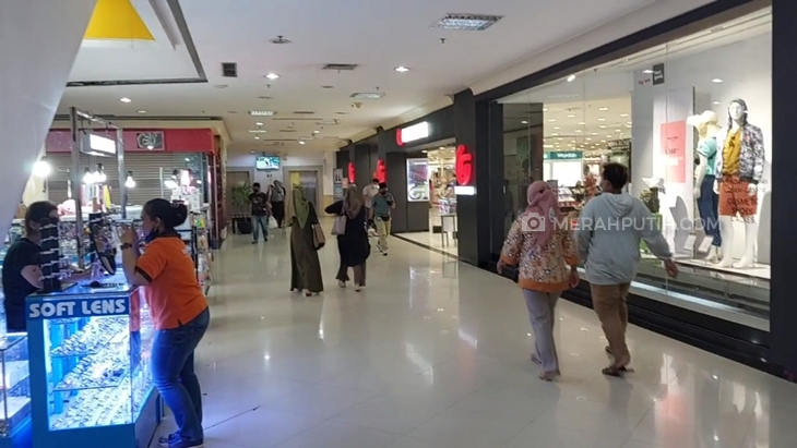   Pengunjung mulai padati Solo Grand Mall (SGM) pada hari pertama mal dibuka, Rabu (24/8). (MP/Ismail)