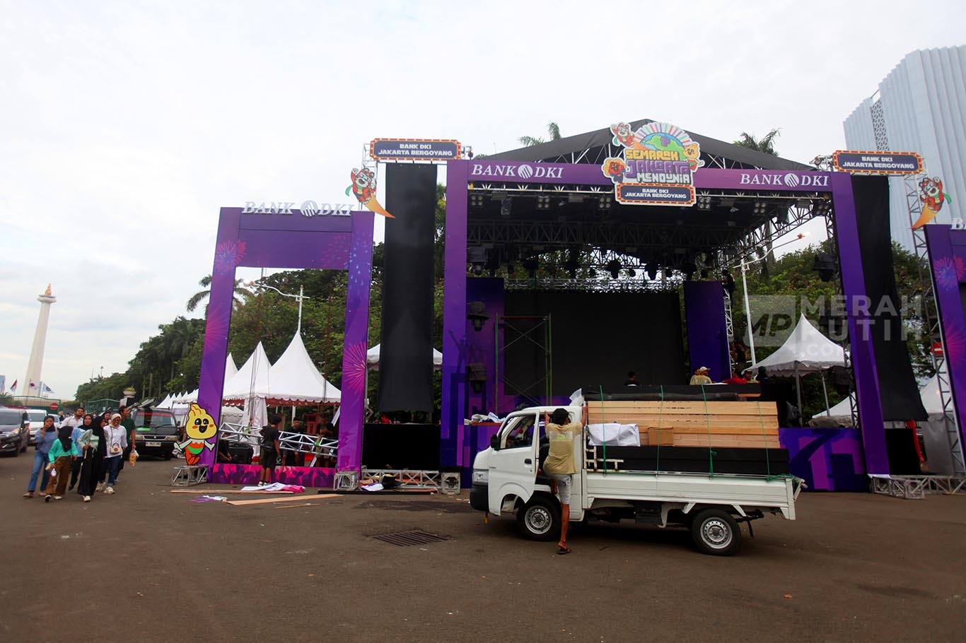 Mengintip Persiapan Panggung Malam Tahun Baru 2025 di Monas