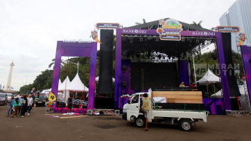 Mengintip Persiapan Panggung Malam Tahun Baru 2025 di Monas