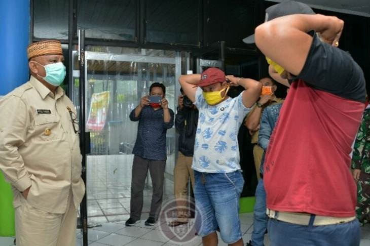 Gubernur Gorontalo Rusli Habibie (kiri) melihat para tenaga kerja bongkar muat mengenakan masker kain bantuan TP PKK. ANTARA/HO-Humas Pemprov Gorontalo