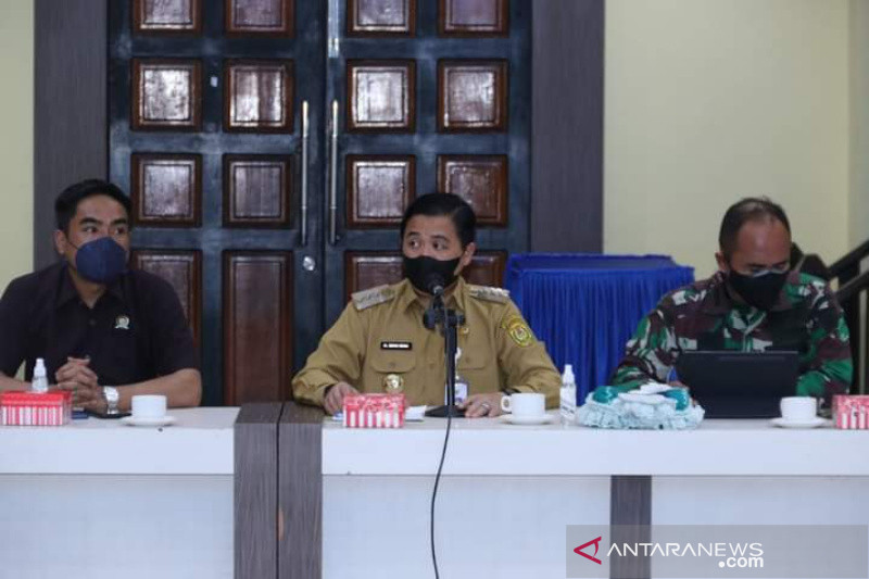 Wali Kota Banjarmasin H Ibnu Sina saat memimpin rapat evaluasi PPKM level 4.(Antaranews Kalsel/Ist)
