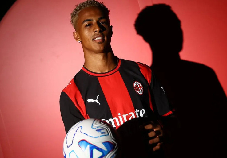 Berasa Mimpi! Hutchinson Ungkap 3 Idola di AC Milan Juga Percakapan dengan Ruben Amorim