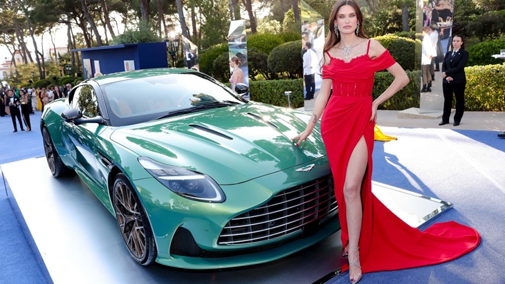 Aston Martin DB12 Pertama Terjual Rp23 Miliar di Lelang Amal