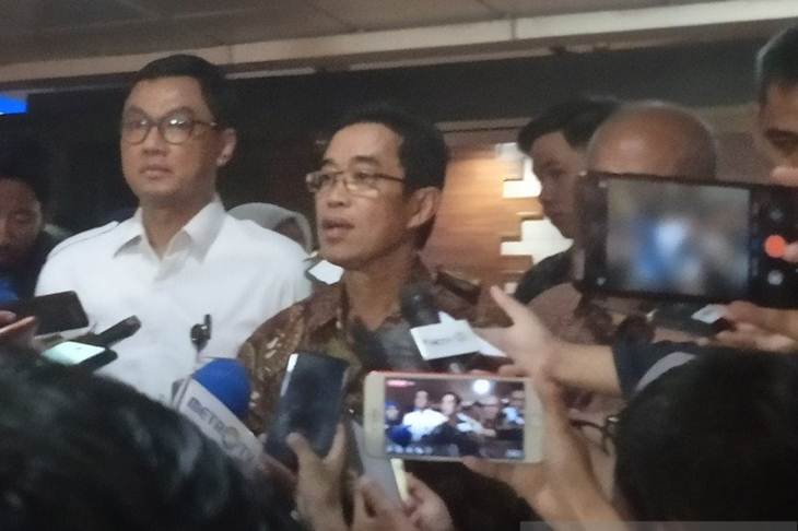 Direktur Utama PLN Zulkifli Zaini memberikan keterangan di Gedung Kementerian BUMN, Jakarta, Senin (23/12/2019). (ANTARA/ Zubi Mahrofi)