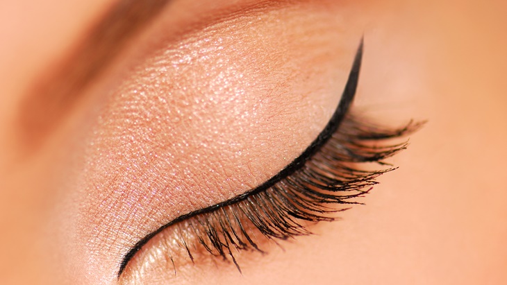 6 Cara Mengatasi Eyeliner Kering