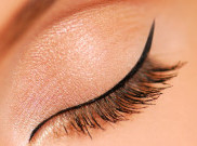 6 Cara Mengatasi Eyeliner Kering