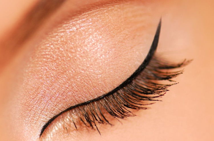 6 Cara Mengatasi Eyeliner Kering