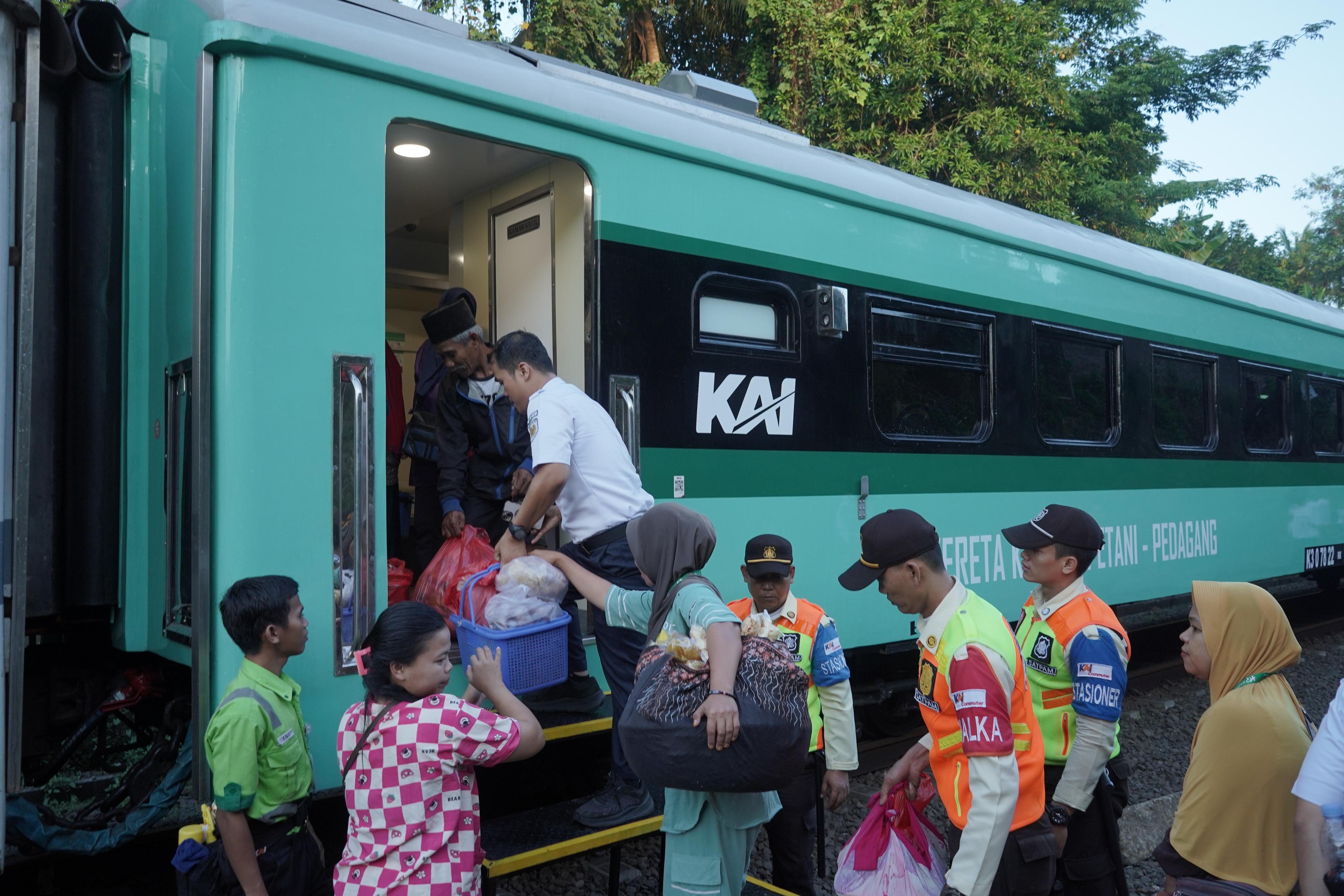 43.780 Pelanggan Manfaatkan Kereta Pedagang dan Petani Merak-Rangkasbitung