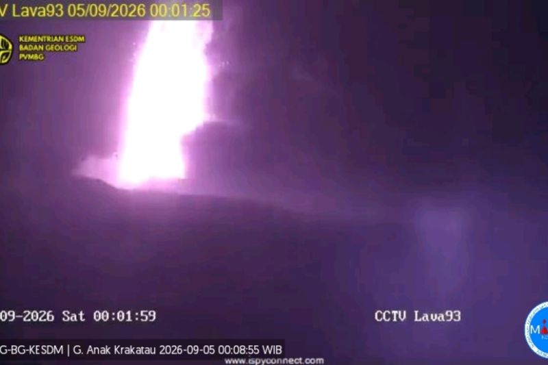 Aktivitas erupsi Gunung Anak Krakatau yang terekam CCTV PVMBG pada Sabtu (5/9) pukul 00.08 WIB. ANTARA/HO-PVMBG