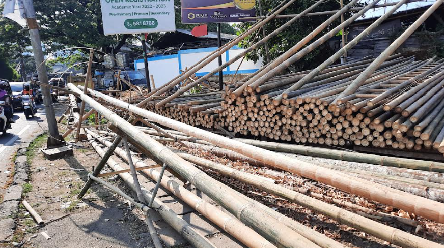 Tiga Tahun Tak Jualan Akibat COVID-19, Tukang Panjat Pinang Kebanjiran Order