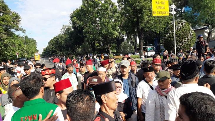 Ormas Bang Japar berdemostrasi di sekitar Balai Kota Jakarta. (Foto: MP/Kanugrahan)