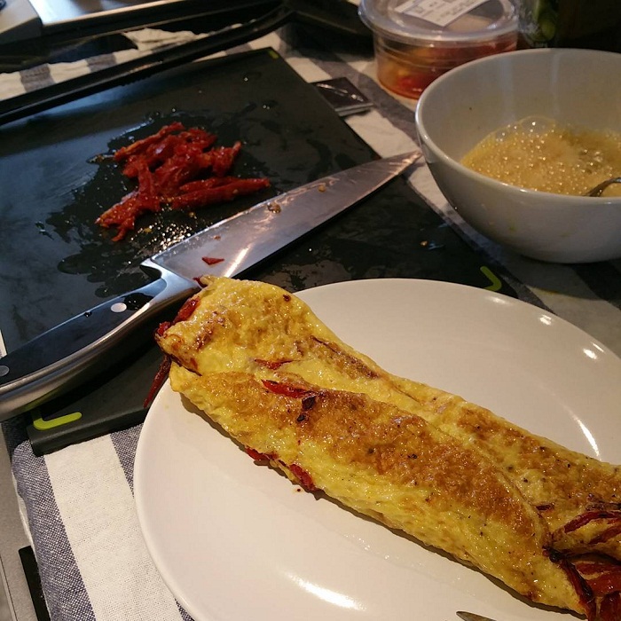 Sun-dried tomato omelet. (Instagram/iambong360)