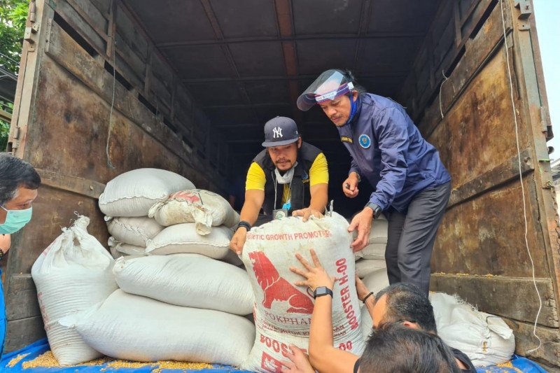 Badan Narkotika Nasional menggerebek sebuah truk berisi narkotika jenis sabu-sabu di Jalan Prabu Siliwangi, Tangerang, Banten, Selasa (28-7-2020). ANTARA/HO-BNN