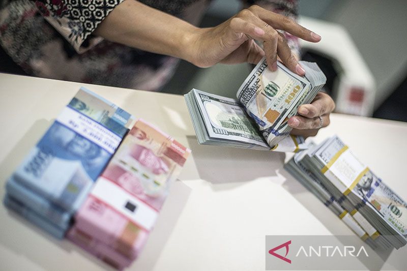 Karyawan menghitung uang dolar AS di Kantor Cabang Plaza Mandiri, Jakarta. ANTARA FOTO/Aprillio Akbar/wsj.