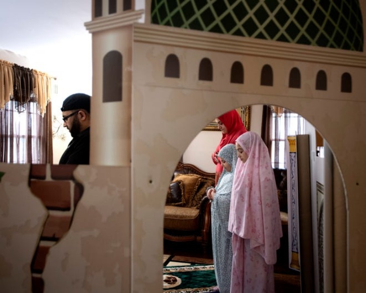 Tunaikan Puasa dan Sambut Idul Fitri, Warga Muslim AS Buat 'Masjid Mini' di Rumah