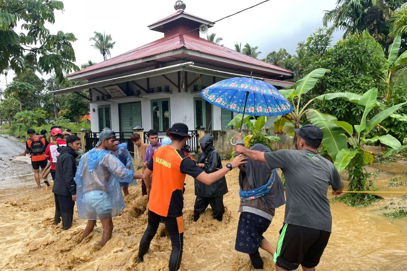 13 Kabupaten Kota Dilanda Banjir, Pemrov Sumbar Tetapkan Status Darurat