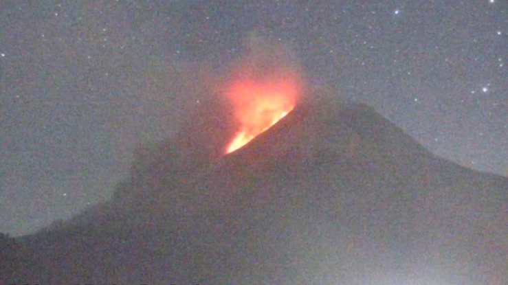 Merapi Luncurkan Empat Kali Awan Panas hingga 3 Kilometer