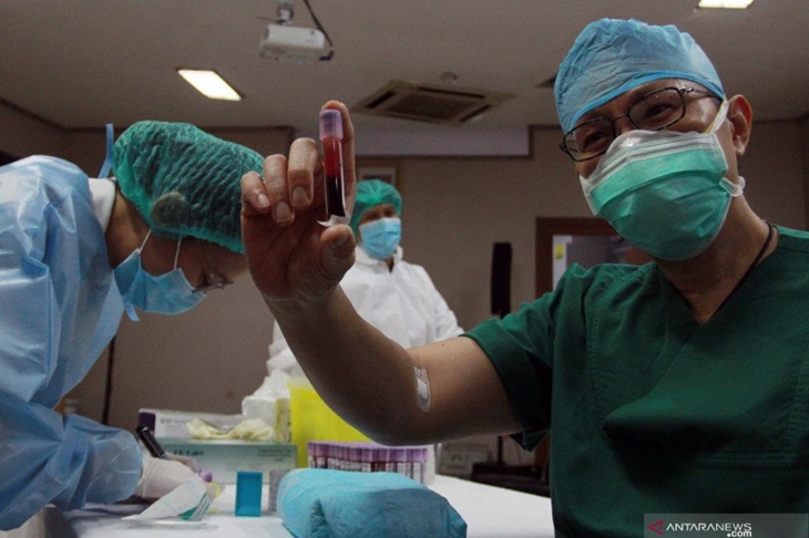 Ilustrasi. Seorang dokter menunjukan sample darahnya saat dilakukan tes serelogi COVID-19 untuk dokter dan paramedis, di RS Siloam Kebun Jeruk, Jakarta. ANTARA FOTO/Muhammad Iqbal/hp.