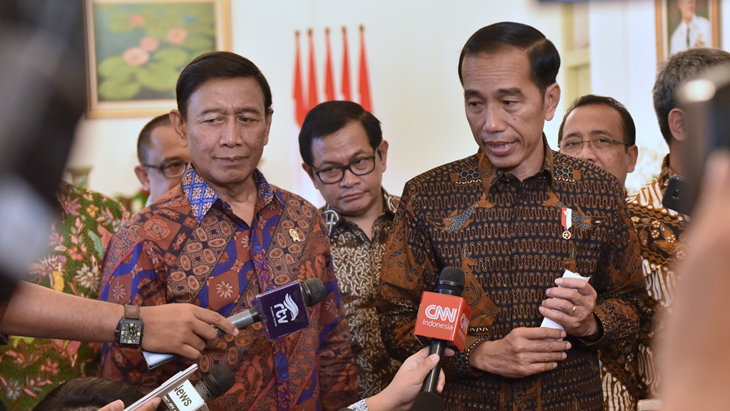 Presiden Jokowi didampingi sejumlah menteri menjawab wartawan di Istana Kepresidenan Bogor, Jabar, Rabu (7/12) siang. (setkab.go.id/Rahmat/Humas)
