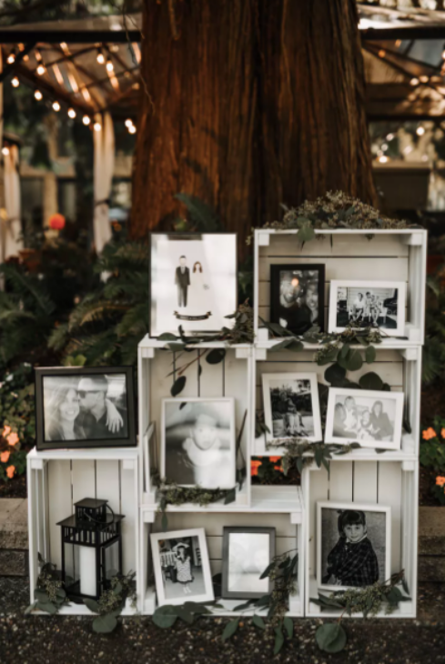 Tampilkan foto-foto hitam putih yang didesain estetik. (Foto Brides)