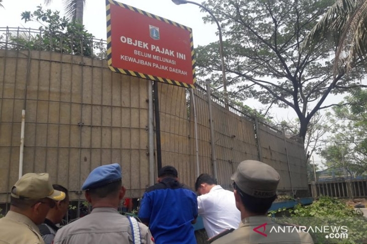 Unit Pelayanan Pajak dan Retribusi Daerah (UPPRD) Kecamatan Cilincing memasang lima plang penunggak Pajak Bumi Bangunan Perdesaan dan Perkotaan (PBB P2) di Jakarta Utara, Selasa (12/11/2019) (ANTARA/HO/Humas Pemkot Jakarta Utara)