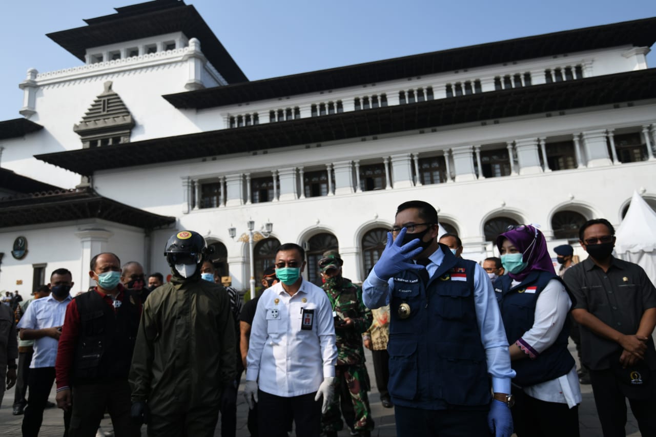 Ketua Gugus Tugas Percepatan Penanggulangan COVID-19 Jabar Ridwan Kamil saat meninjau pengetesan masif di Gedung Sate, Kota Bandung, Jumat (26/6). (Foto: Humas Jabar)