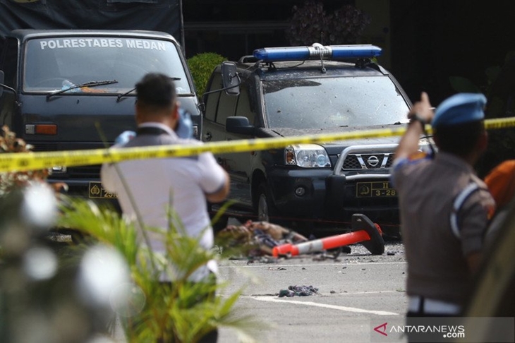 Polisi berjaga di lokasi ledakan bom bunuh diri di Mapolrestabes Medan, Sumut, Rabu (13/11/2019). ANTARA FOTO/Irsan Mulyadi/pras.