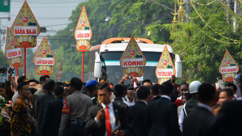 Sejumlah relawan Jokowi menghadiri acara pernikahan putri Presiden Joko Widodo, Kahiyang Ayu dengan Bobby Nasution, di Solo, Jawa Tengah. Para relawan tersebut datang dari berbagai daerah. ANTARA FOTO/R. Rekotomo