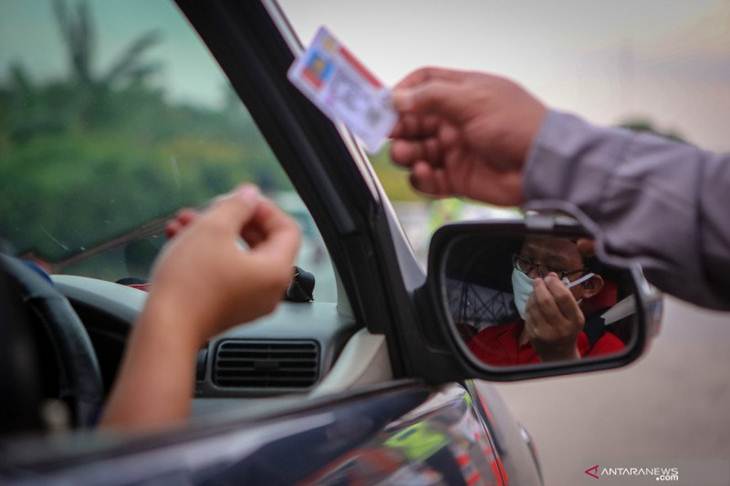 Petugas memeriksa kendaraan di gerbang tol Cikupa, Kabupaten Tangerang, Banten, Rabu (27/5/2020). Petugas memutarbalikkan kendaraan menuju Jakarta yang tidak dilengkapi Surat Izin Keluar Masuk (SIKM) Jakarta dalam upaya pencegahan penularan COVID-19 sesuai Pergub DKI Jakarta Nomor 47 Tahun 2020. ANTARA FOTO/Fauzan/foc.