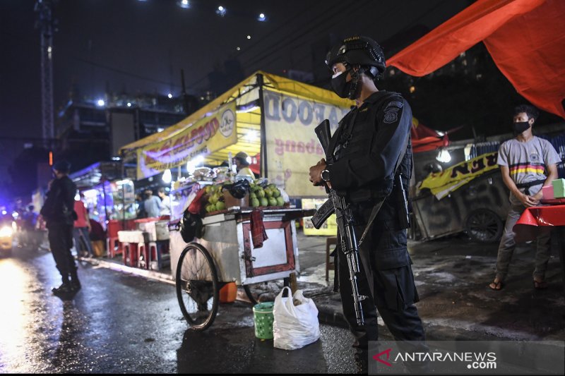 Personel kepolisian melakukan patroli pengawasan protokol kesehatan di kawasan kuliner Jalan Sabang, Jakarta, Jumat (18/6/2021). Gubenur DKI Jakarta Anies Baswedan menyatakan bahwa seluruh kegiatan di Jakarta dibatasi hingga 21.00 WIB sesuai dengan Pemberlakuan Pembatasan Kegiatan Masyarakat (PPKM) menyusul meningkatnya kasus COVID-19 di Jakarta. ANTARA FOTO/Hafidz Mubarak A