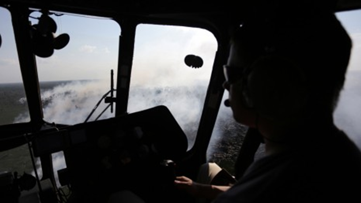 Co Pilot Helikopter MI 171 asal Ukraina milik BNPB melakukan pemadaman kebakaran lahan di Kecamatan Tulung Selapan, Kabupaten OKI (Ogan Komering Ilir), Sumatera Selatan, tahun 2017. (ANTARA FOTO/Nova Wahyudi)