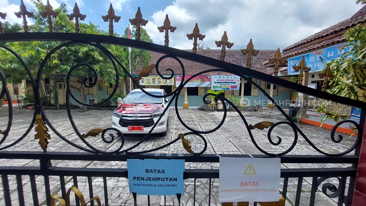 Mobdin Wali Kota Solo Gibran Rakabuming Raka ditinggalkan di SDN Barat 113 Solo, Selasa (9/11). (MP/Ismail)
