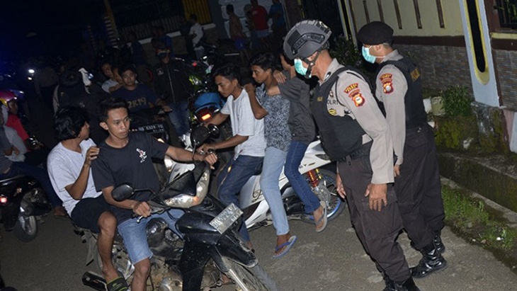 Polisi membubarkan kerumunan warga demi pencegahan penyebaran corona