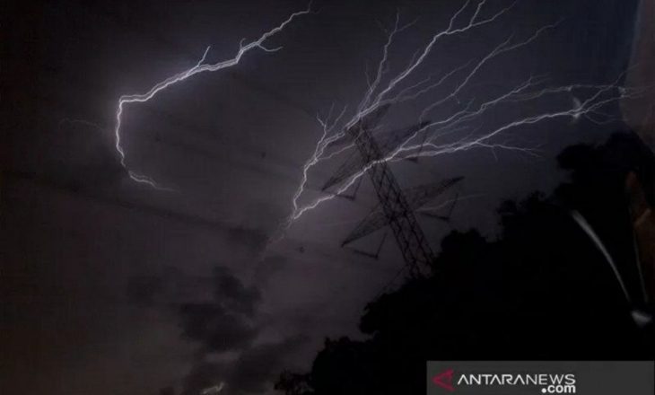  Ilustrasi - Kondisi cuaca berpotensi hujan lebat disertai kilat berpotensi terjadi di sebagian wilayah Indonesia. ANTARA/dokumen