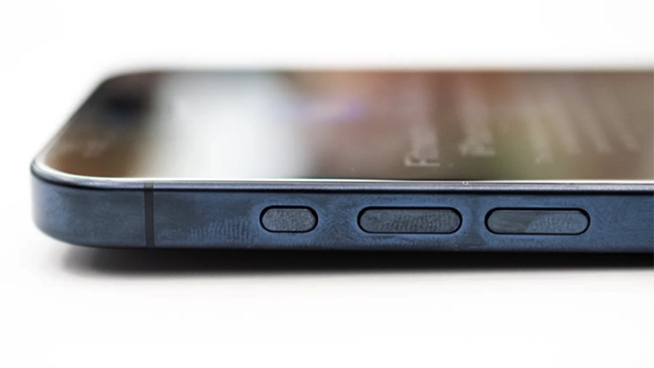 Menggenggam iPhone 15 Pro tanpa Casing Sebabkan Perubahan Warna Sementara
