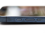 Menggenggam iPhone 15 Pro tanpa Casing Sebabkan Perubahan Warna Sementara