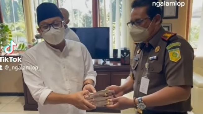 Walikota Malang, Sutiaji saat membayar denda usai jalani pengadilan yang tersebar dalam video di akun instagram @ngalamlop.