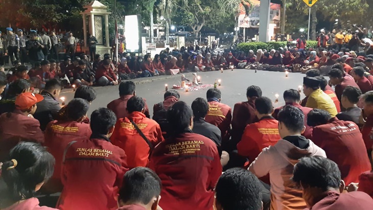 Ratusan anggota Ikatan IMM Surakarta menggelar aksi solidaritas atas meninggalnya dua aktivis di depan Polresta Surakarta, Jawa Tengah, Jumat (27/9). (MP/Ismail)